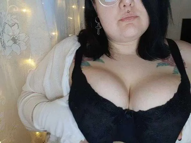 Live sex webcam photo for -HONEY-BUN- #272054243