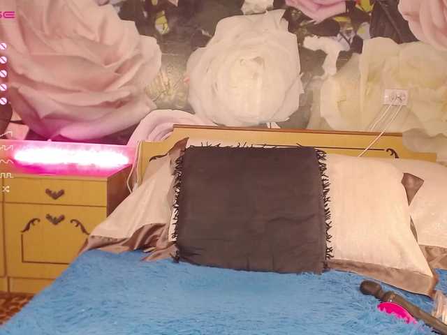 Live sex webcam photo for -Karolina555- #272852058