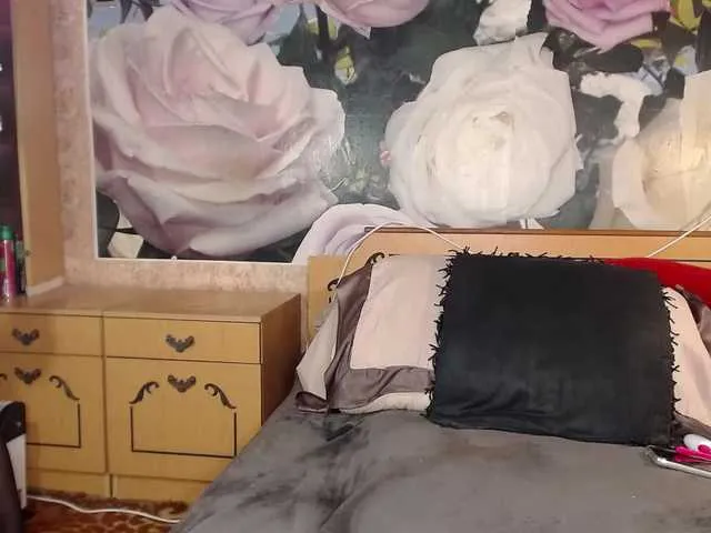 Live sex webcam photo for -Karolina555- #292254670