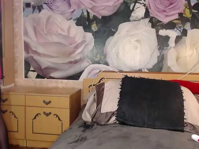 Live sex webcam photo for -Karolina555- #292275868