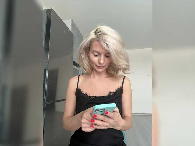 Live sex webcam photo for -Molly- #290641318