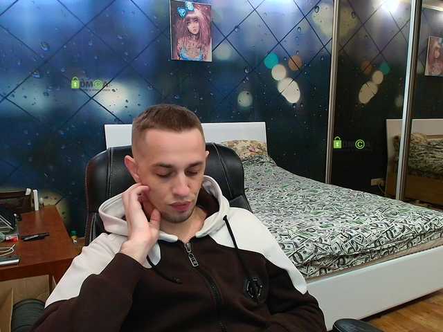 Live sex webcam photo for -MrLover- #292067125