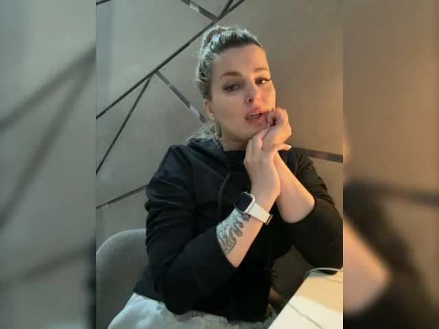 Live sex webcam photo for -Queen-Maria- #276736491