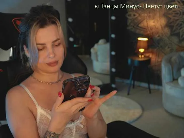 Live sex webcam photo for -Queen-Maria- #291661582