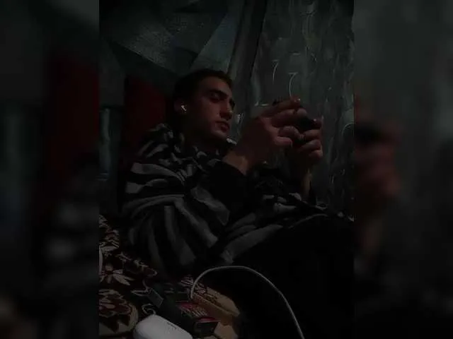 Live sex webcam photo for -RUS- #290808088