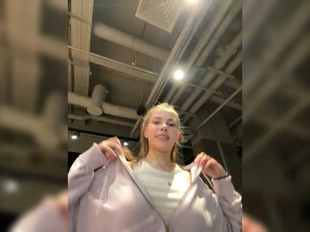 Live sex webcam photo for -VikkiL0vesCheese- #277711322