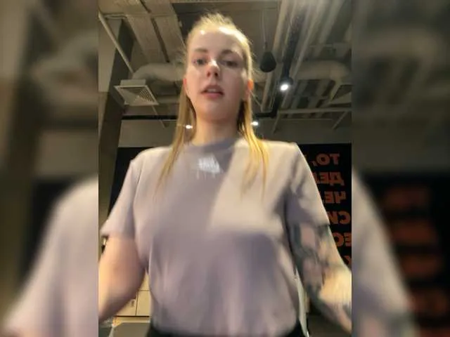 Live sex webcam photo for -VikkiL0vesCheese- #278095002