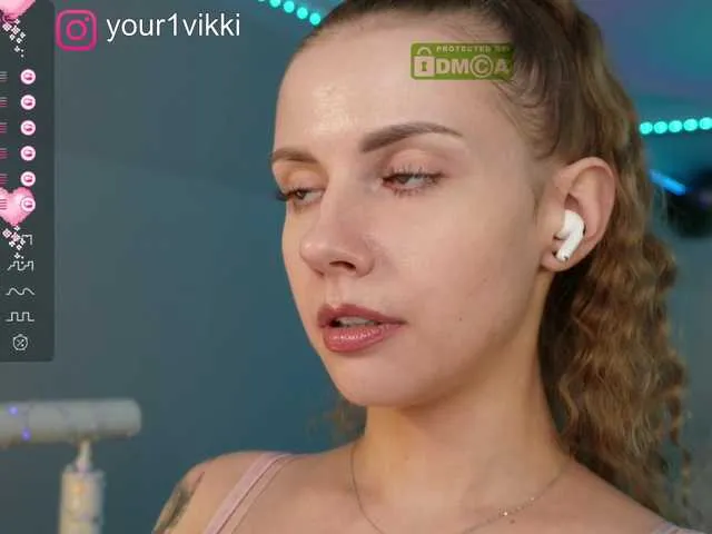 Live sex webcam photo for -VikkiL0vesCheese- #285470185