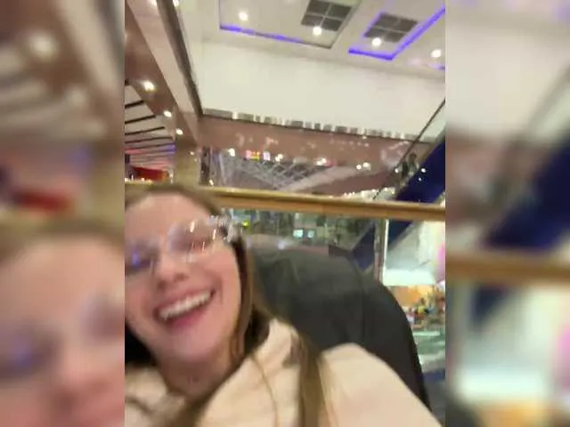 Live sex webcam photo for -VikkiL0vesCheese- #288071308