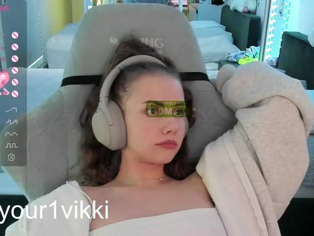 Live sex webcam photo for -VikkiL0vesCheese- #290380503