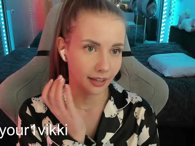 Live sex webcam photo for -VikkiL0vesCheese- #290606466