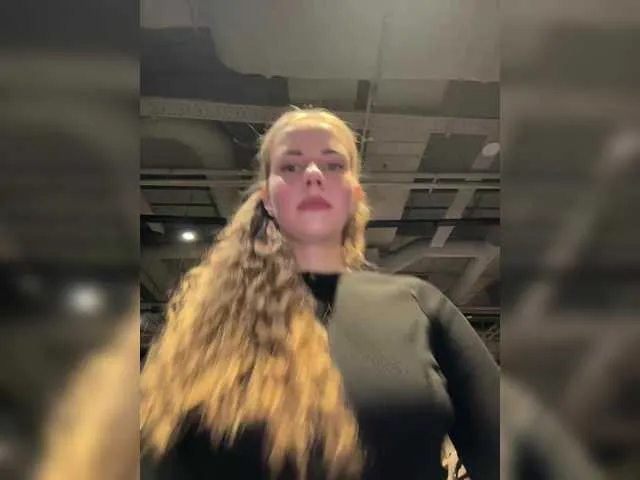 Live sex webcam photo for -VikkiL0vesCheese- #290746372