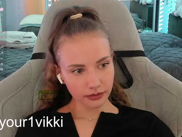 Live sex webcam photo for -VikkiL0vesCheese- #290934256