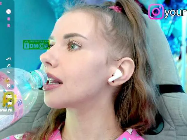 Live sex webcam photo for -VikkiL0vesCheese- #291316663