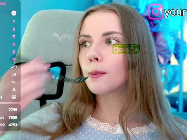 Live sex webcam photo for -VikkiL0vesCheese- #291547762