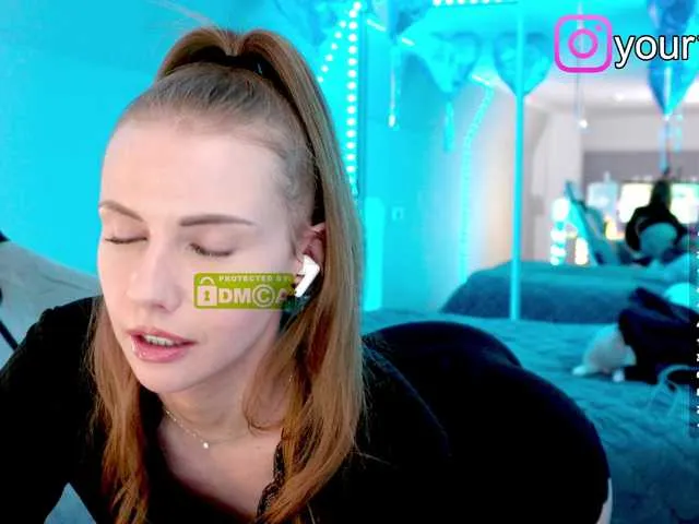 Live sex webcam photo for -VikkiL0vesCheese- #291756298