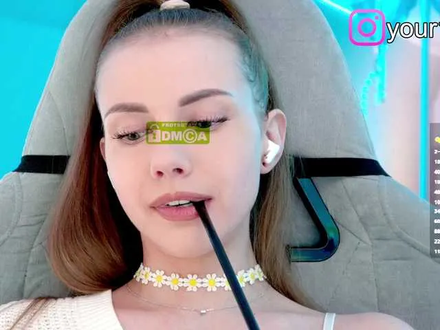 Live sex webcam photo for -VikkiL0vesCheese- #291793397