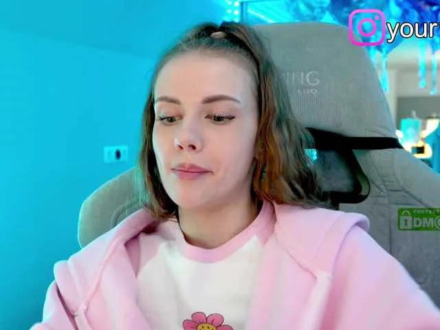 Live sex webcam photo for -VikkiL0vesCheese- #291890340