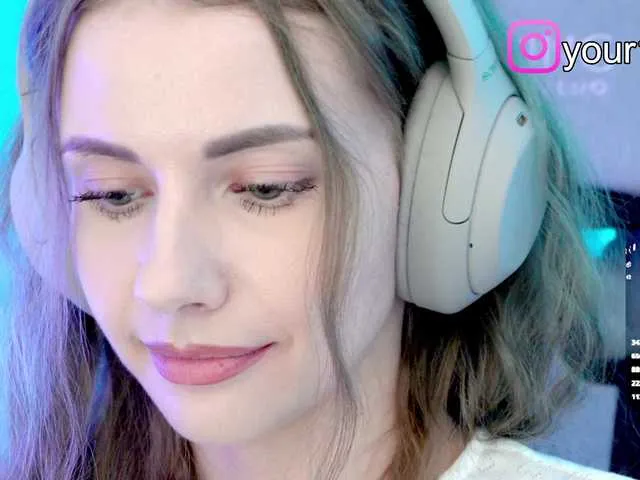 Live sex webcam photo for -VikkiL0vesCheese- #292080465