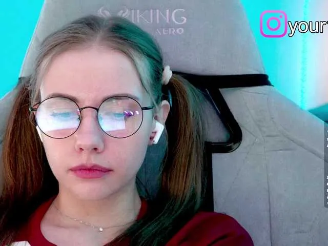 Live sex webcam photo for -VikkiL0vesCheese- #292148588