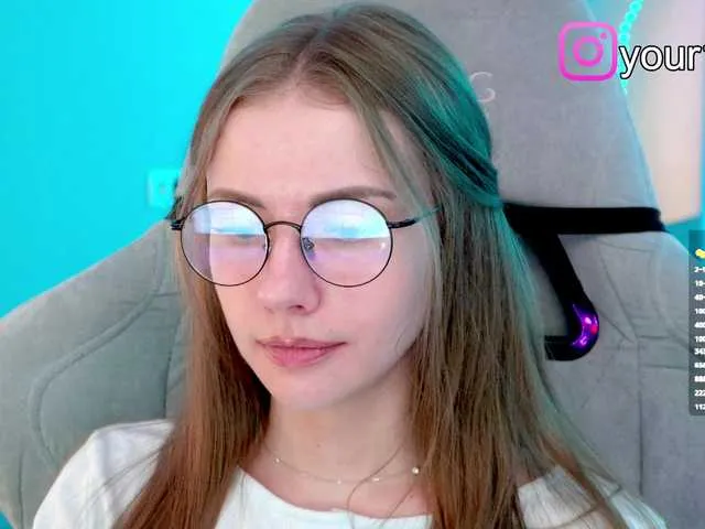 Live sex webcam photo for -VikkiL0vesCheese- #292188793