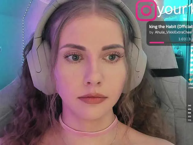 Live sex webcam photo for -VikkiL0vesCheese- #292204464