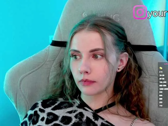 Live sex webcam photo for -VikkiL0vesCheese- #292253393