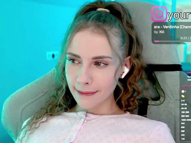 Live sex webcam photo for -VikkiL0vesCheese- #292258798