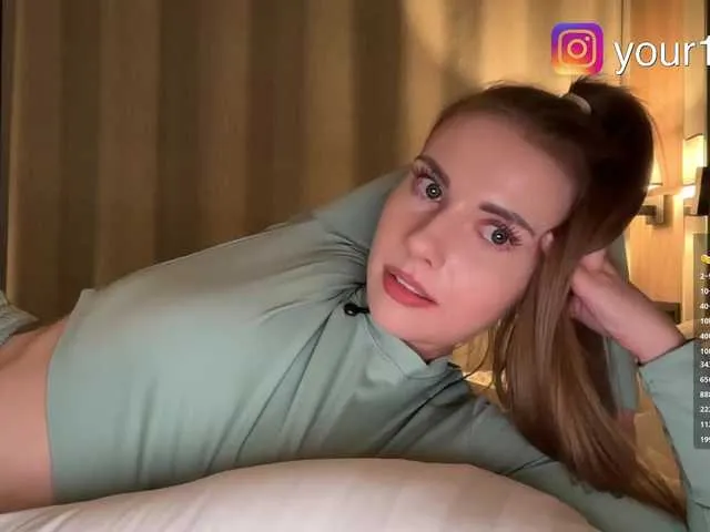 Live sex webcam photo for -VikkiL0vesCheese- #292406007