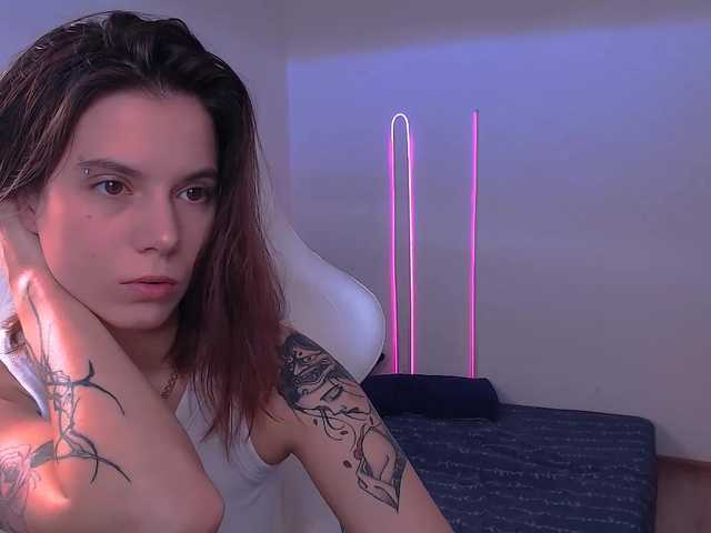 Live sex webcam photo for -naomisweet- #275939108