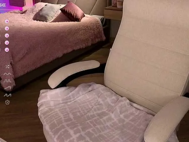 Live sex webcam photo for -white-kitty- #277766311