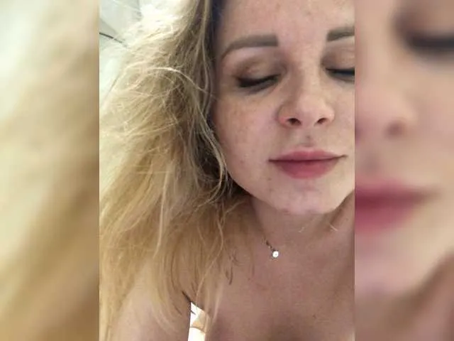 Live sex webcam photo for -x777x- #273790176