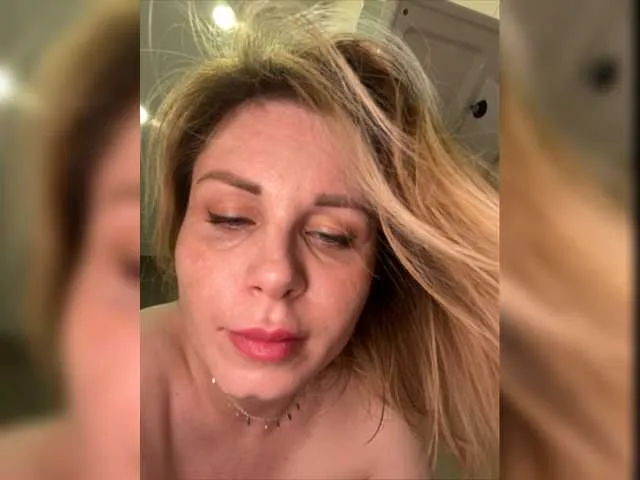 Live sex webcam photo for -x777x- #276040403