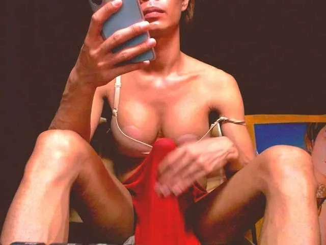 Live sex webcam photo for 11NCHSELFSUCKTS #292307167