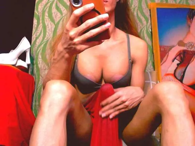 Live sex webcam photo for 11NCHSELFSUCKTS #292494086