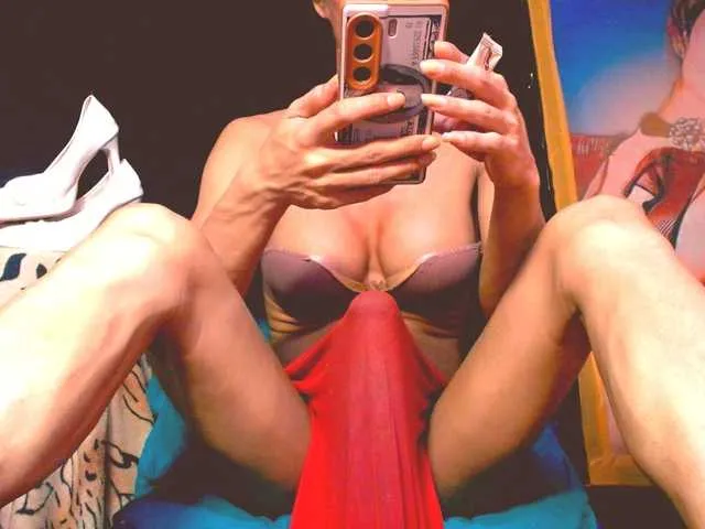 Live sex webcam photo for 11NCHSELFSUCKTS #293704343