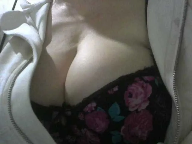 Live sex webcam photo for 1deluxepussy #277280720