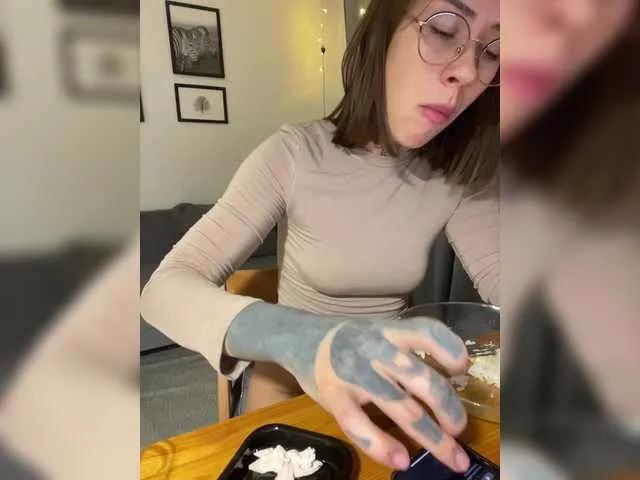 Live sex webcam photo for 669Aleksa669 #290678864