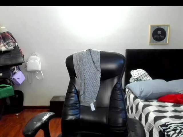 Live sex webcam photo for 777-babygirl #275528661