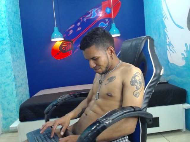 Live sex webcam photo for AJ-Style- #275531358