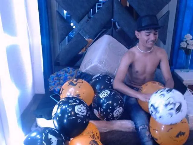 Live sex webcam photo for ALANWRITE #276550670