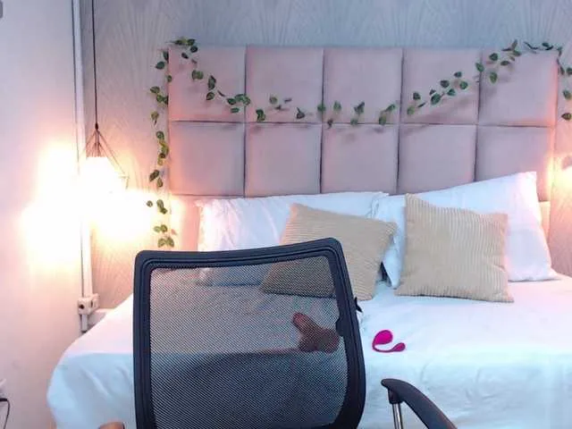 Live sex webcam photo for ALEXXA-CURVY #290476941