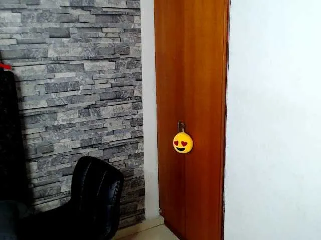 Live sex webcam photo for AaronWolfe #277999354