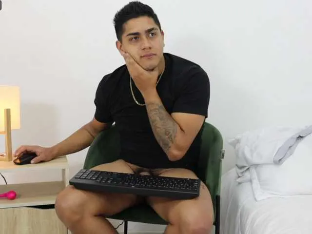 Live sex webcam photo for Aaronvm #275712637