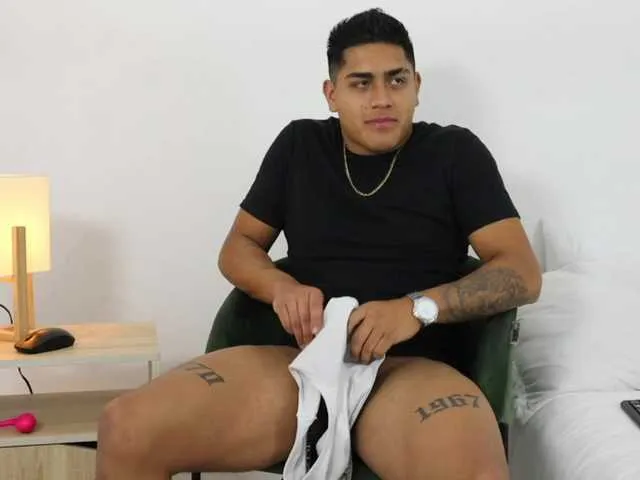 Live sex webcam photo for Aaronvm #275756459