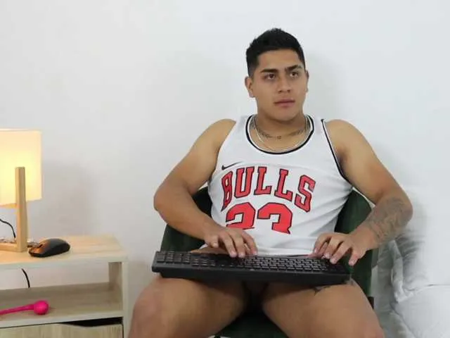 Live sex webcam photo for Aaronvm #275799611
