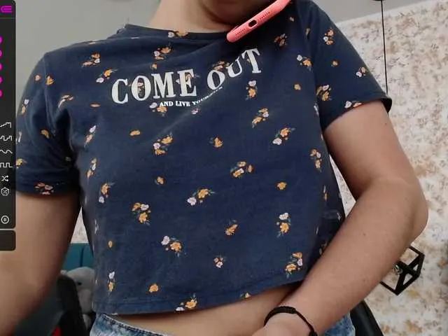 Live sex webcam photo for AbbieMiller09 #274080577