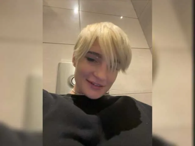 Live sex webcam photo for AbsintheGirl #277246050