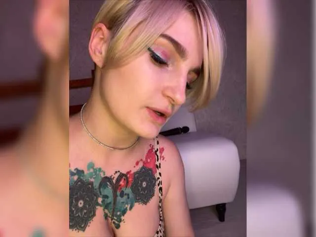 Live sex webcam photo for AbsintheGirl #278015381
