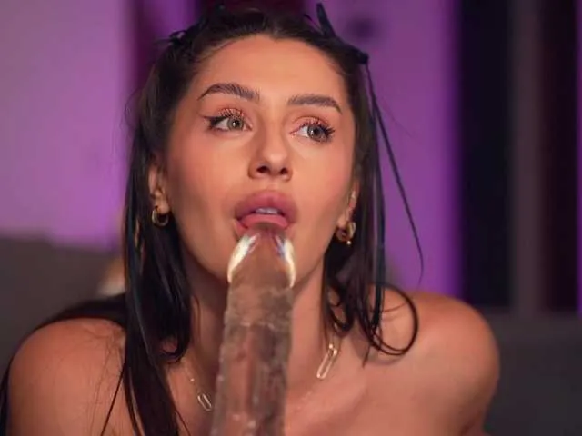 Live sex webcam photo for Adallinee #290595710